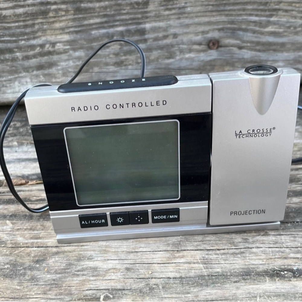 LA CROSSE TECHNOLOGY PROJECTING ALARM CLOCK